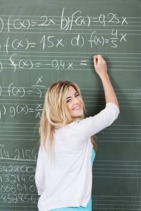 Schülerin löst Matheaufgaben